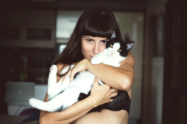 Femme avec son chat